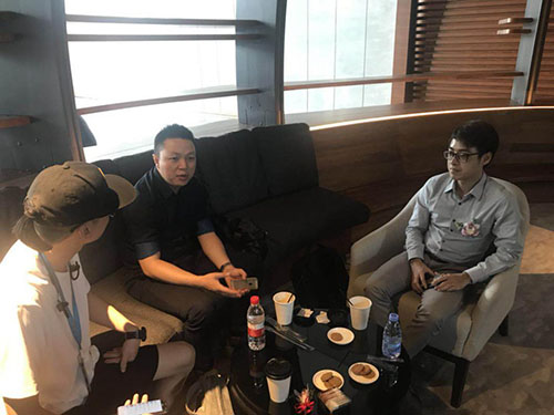 图8:哩咕游戏联合创始人兼COO杨小川(中)与金树科技创始人CEO陈宗炜(右)接受采访.jpg